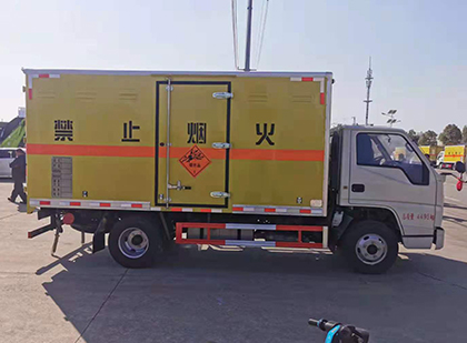 长顺爆破器材运输车工人安全操作规范与智能技术保障